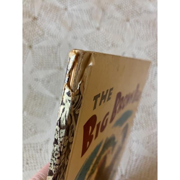 1947 The Big Brown Bear: Big Golden Book by Georges Duplaix & Gustaf Tenggren - Picture 2 of 9